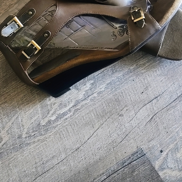 AEROSOLES Brown Sandals - Picture 1 of 3